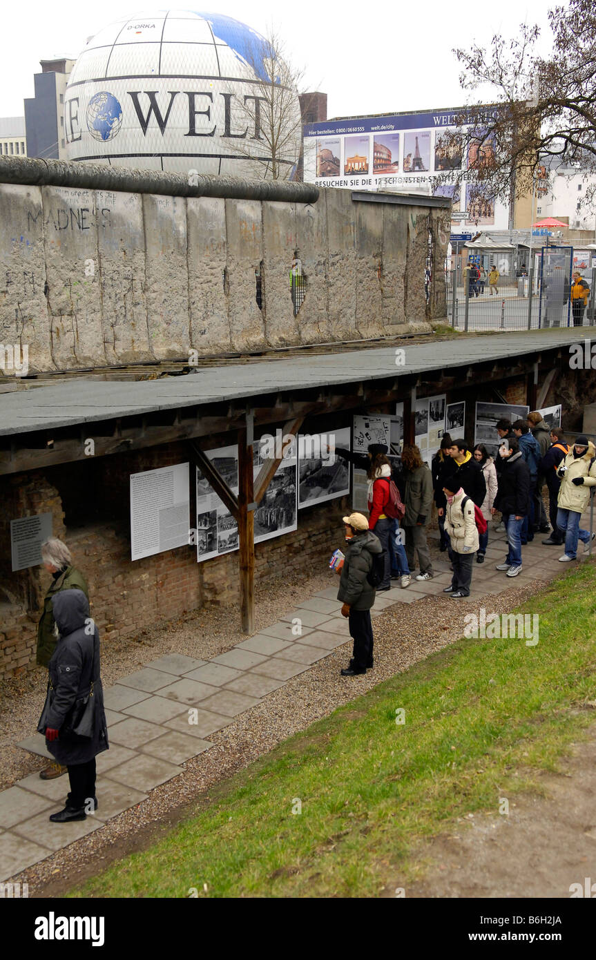 Exposición "Topografía del Terror" y el centro de documentación de Berlín Alemania niederkirchnerstraße Foto de stock