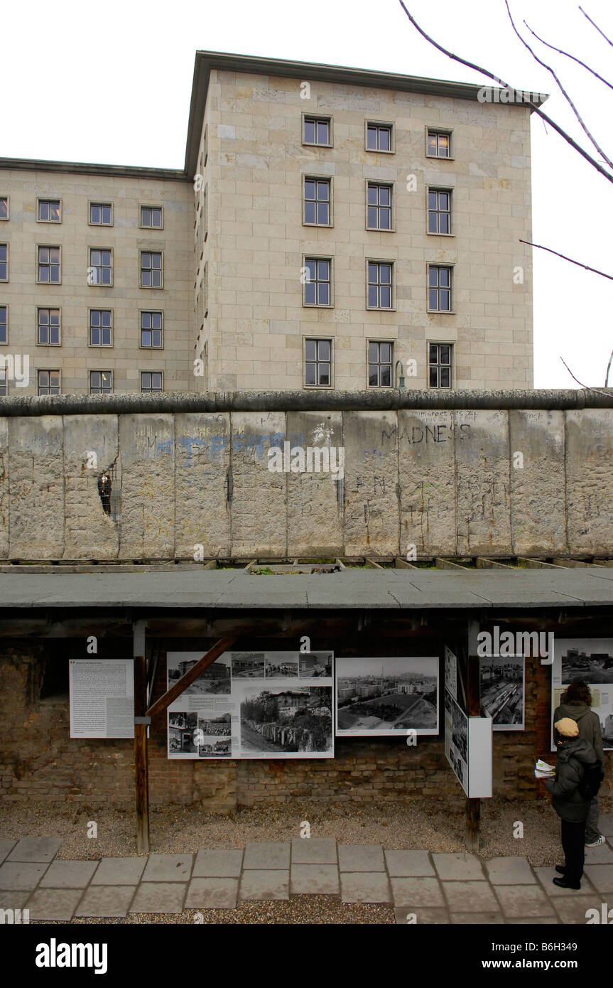 Exposición "Topografía del Terror" y el centro de documentación de Berlín Alemania niederkirchnerstraße Foto de stock