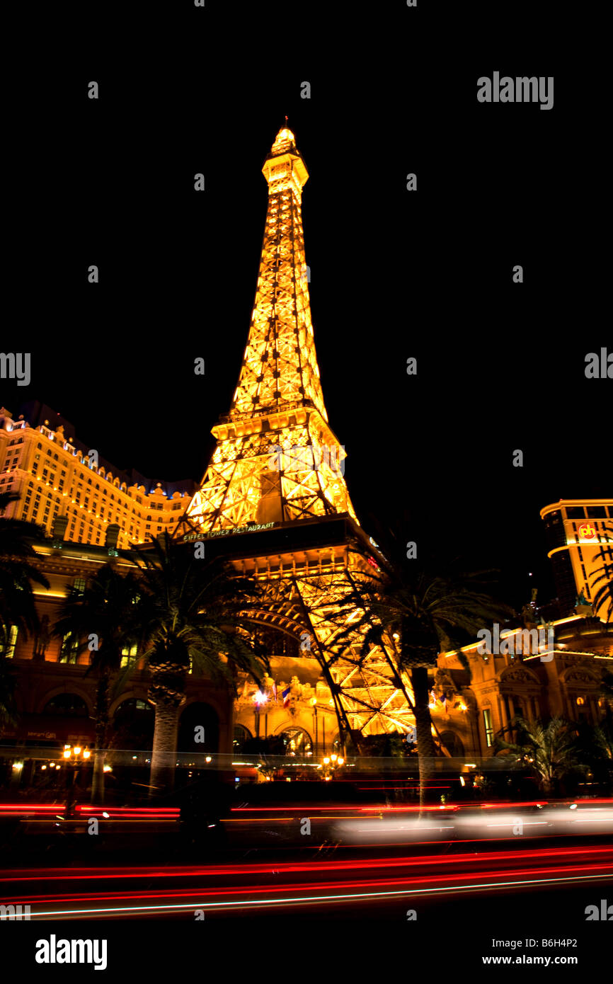 El Famoso Strip De Las Vegas Frente Al Casino De París. La Imagen Muestra  La Réplica De La Torre Eiffel, Que Es Aproximadamente La Mitad Del Tamaño  Del Original En Francia Fotos