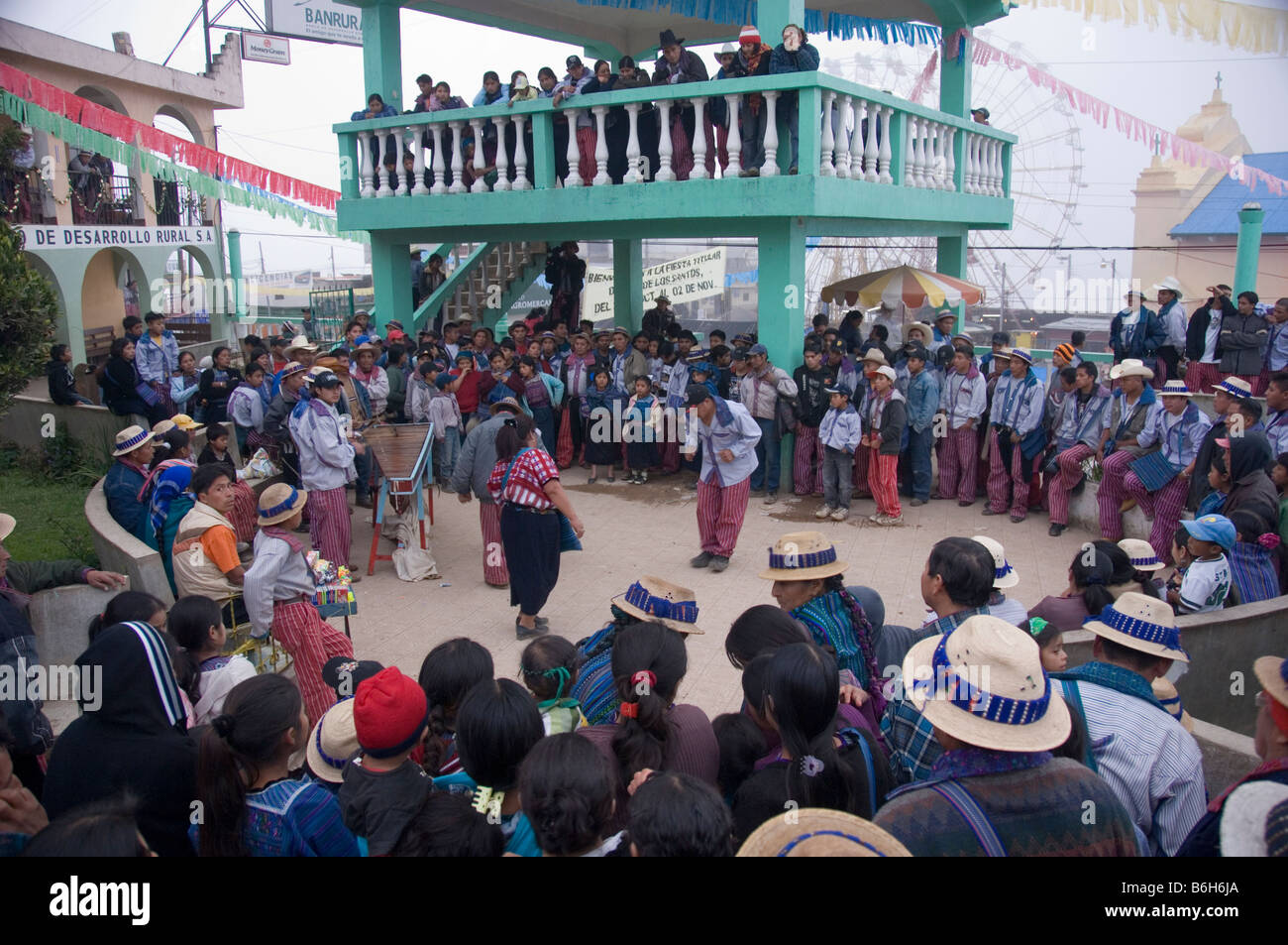 Guatemala. El baile y la música de marimba en la plaza central de Todos