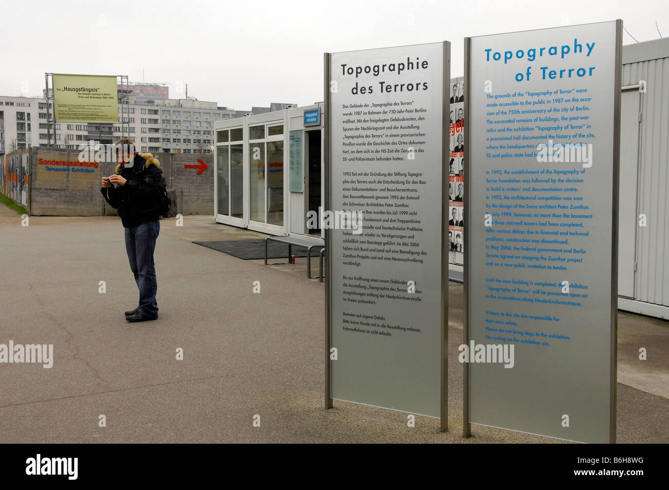Exposición "Topografía del Terror" y el centro de documentación de Berlín Alemania niederkirchnerstraße Foto de stock