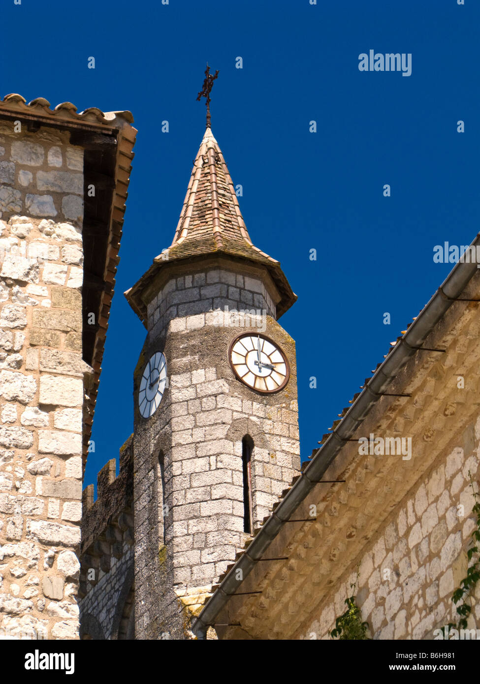 Torre del Reloj de L Eglise St Andre en Monflanquin Lot et Garonne Francia Europa Foto de stock