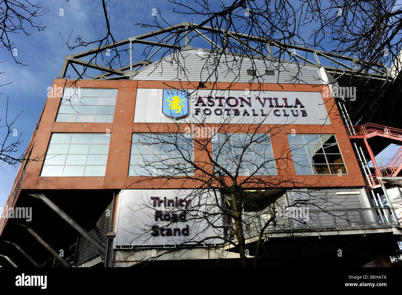 El Trinity Road stand de Villa Park en Birmingham, el hogar del club de fútbol de la Liga Premier inglesa Aston Villa Foto de stock