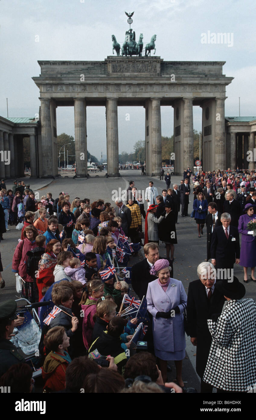 La reina Isabel II en la Puerta de Brandenburgo, Berlín, Alemania, octubre de 1992 Foto de stock