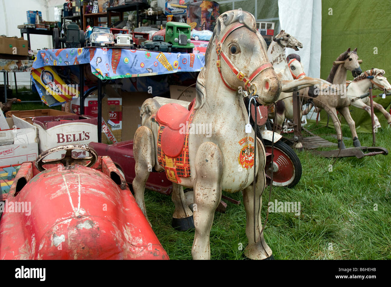 Juguetes antiguos incluyendo rocking Venta de caballos en un autojumble  Fotografía de stock - Alamy