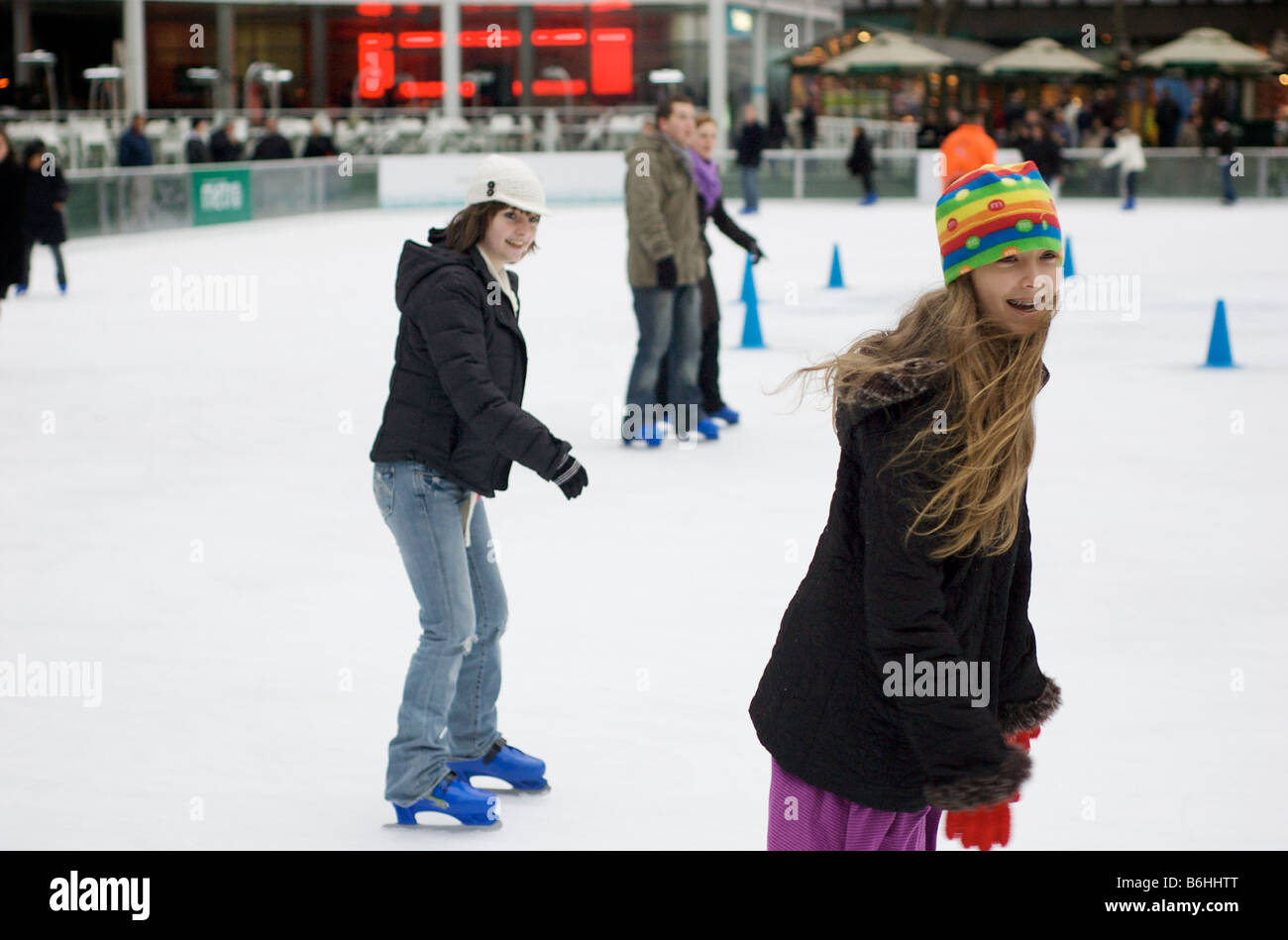 Las chicas del patinaje sobre hielo en invierno en Bryant Park, Nueva York  (para uso editorial solamente Fotografía de stock - Alamy