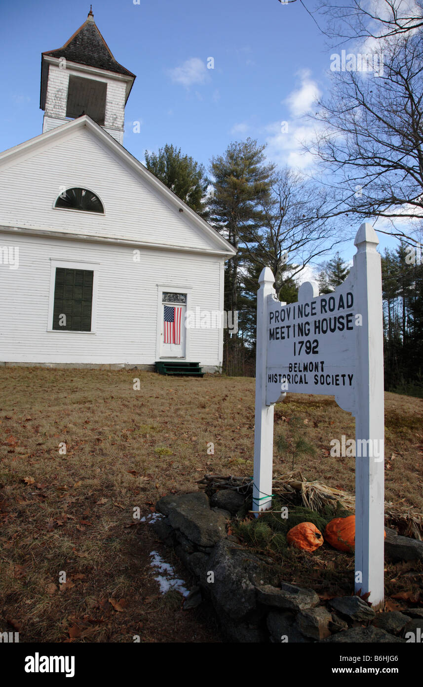 Provincia Road casa de reuniones durante los meses de otoño situado en Belmont New Hampshire, EE.UU. Foto de stock