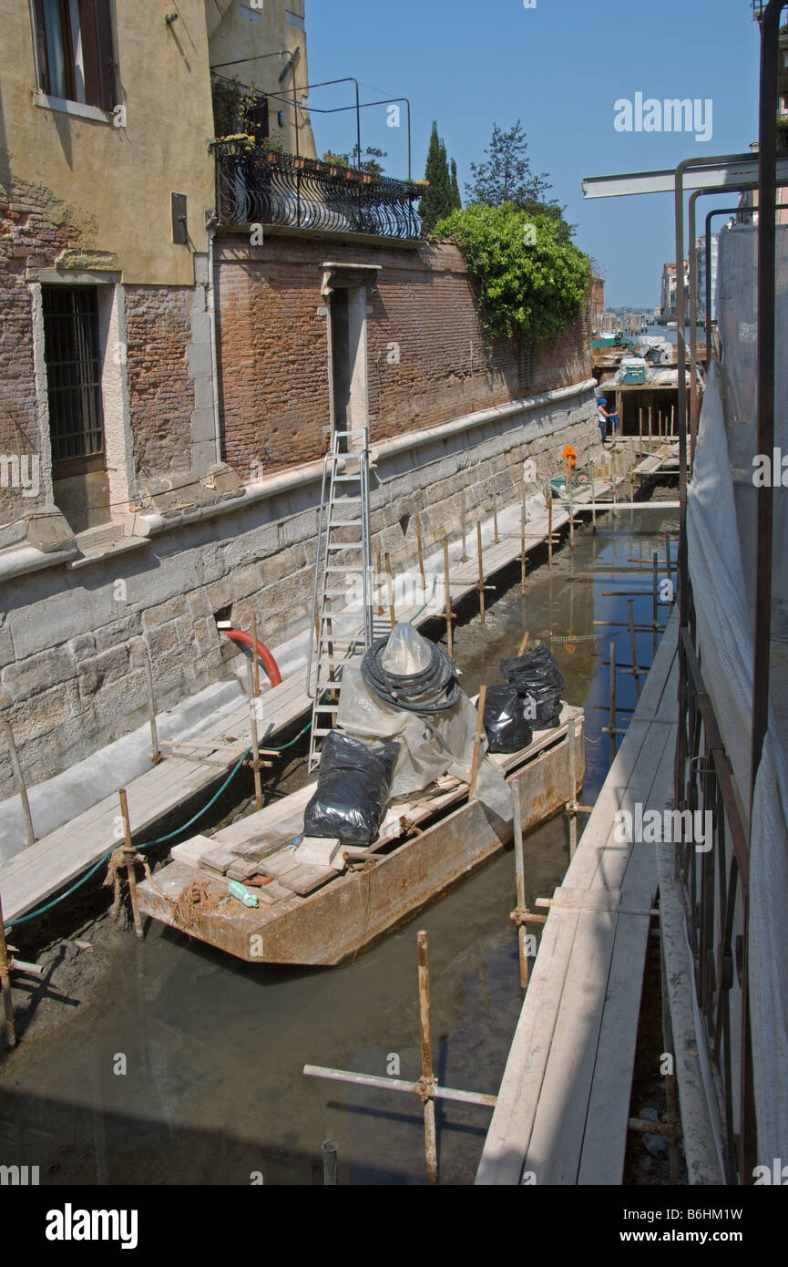 Reparaciones del Canal Venecia Italia Abril 2008 Foto de stock