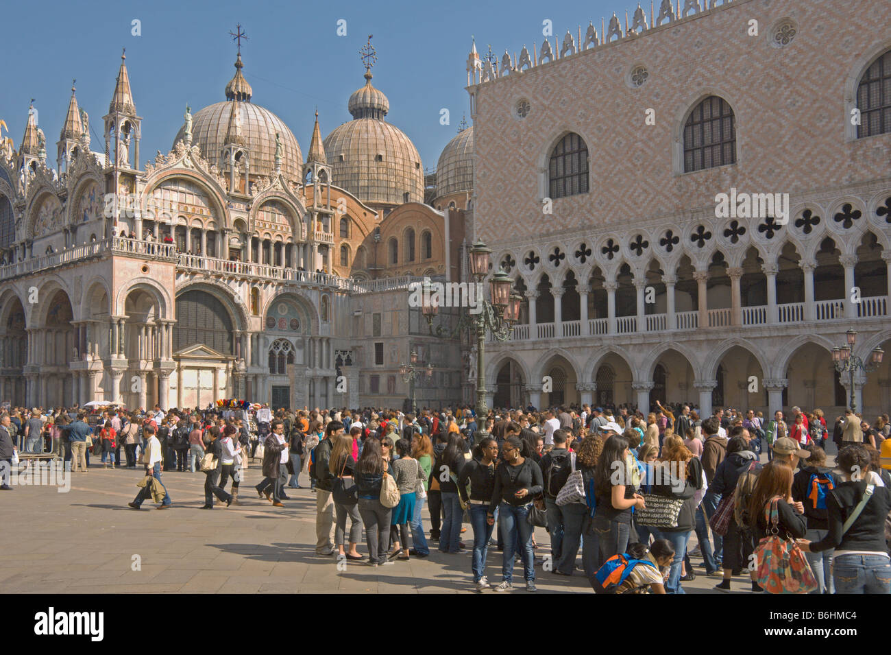 Mirando a través de la Piazza San Marco, a la Basílica di San Marco, Venecia Italia Abril 2008 Foto de stock