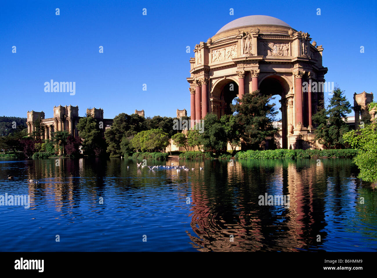 Palacio de Bellas Artes, en San Francisco, California, EE.UU. - Rotunda y columnatas reflejando en la Laguna Foto de stock