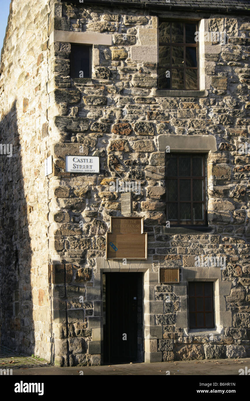 Ciudad de Glasgow, Escocia. Entrada principal del 1471 construido Provand's Lordship, que es el sobreviviente más antigua casa en Glasgow. Foto de stock
