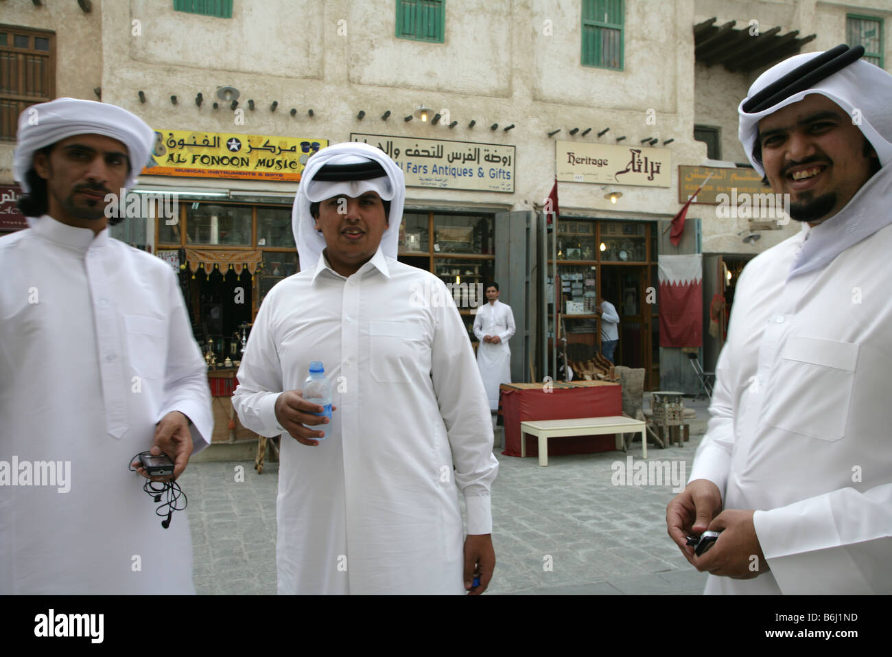 Los hombres de Qatar en el traje tradicional en el souq Waqif mercado en  Doha, Qatar Fotografía de stock - Alamy