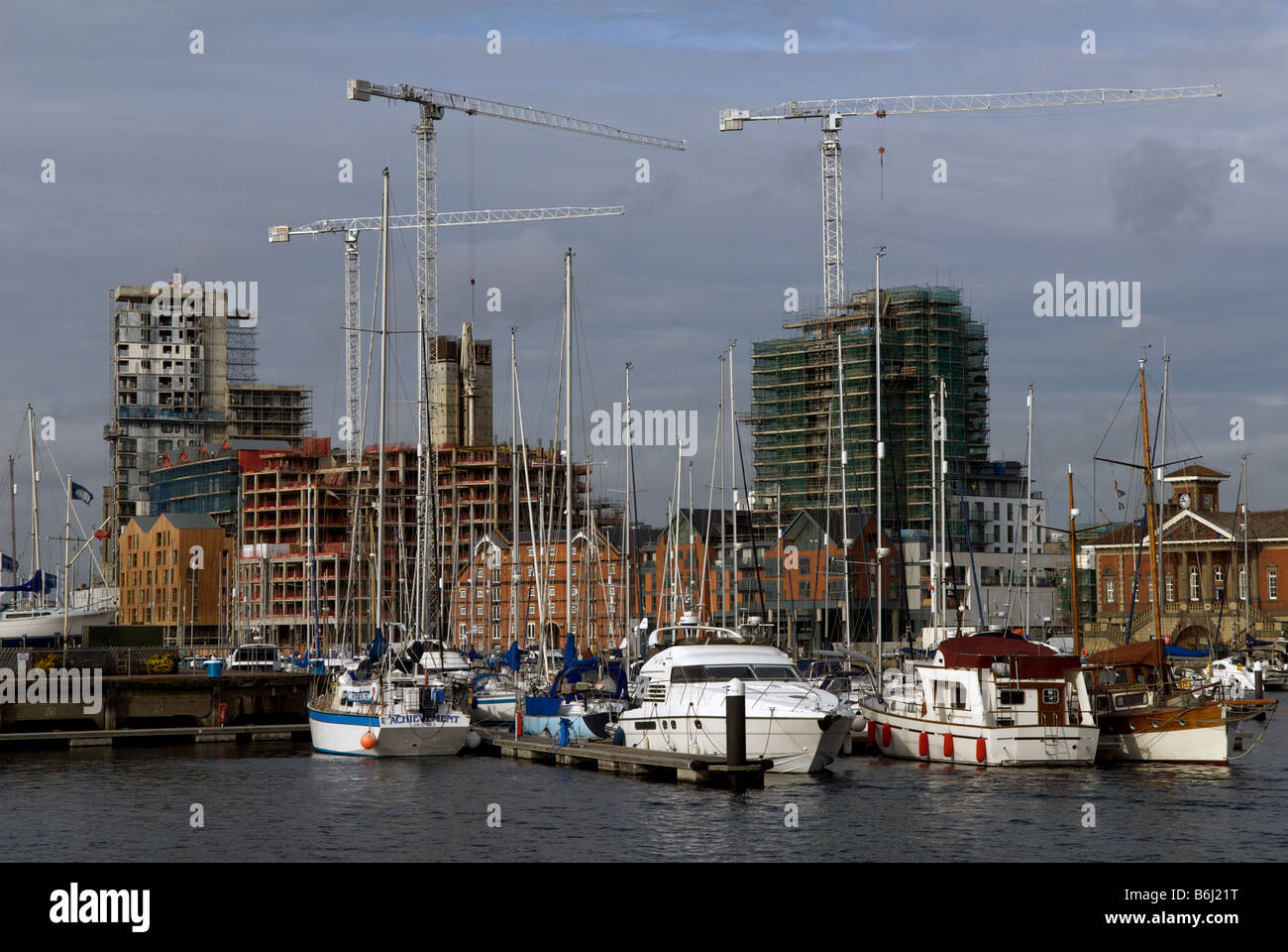 Nuevas viviendas y desarrollos comerciales, Regata Quays, Ipswich, Suffolk, Reino Unido. Foto de stock
