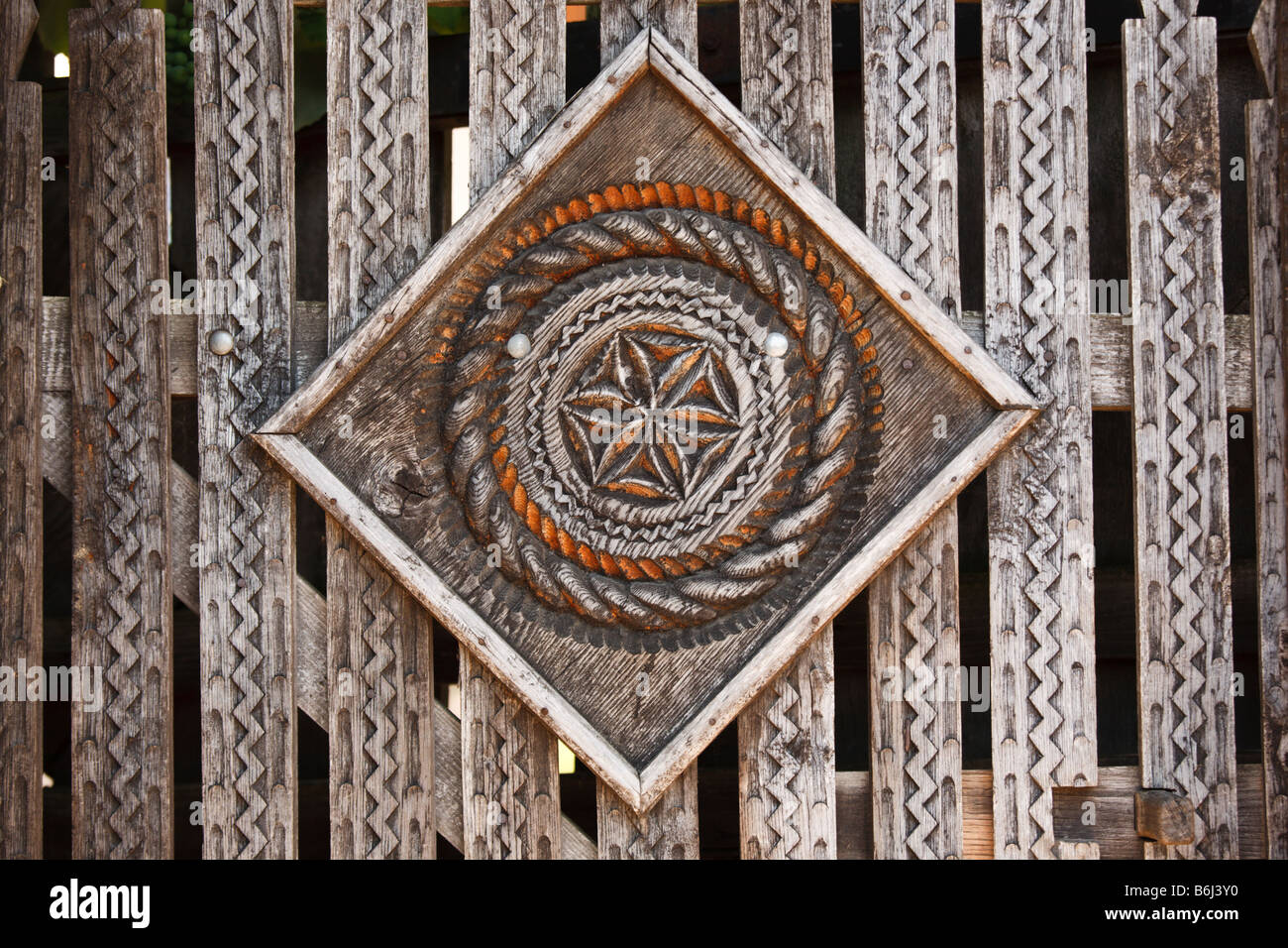 Puerta tallada con el símbolo del sol, Maramures, Rumania Foto de stock