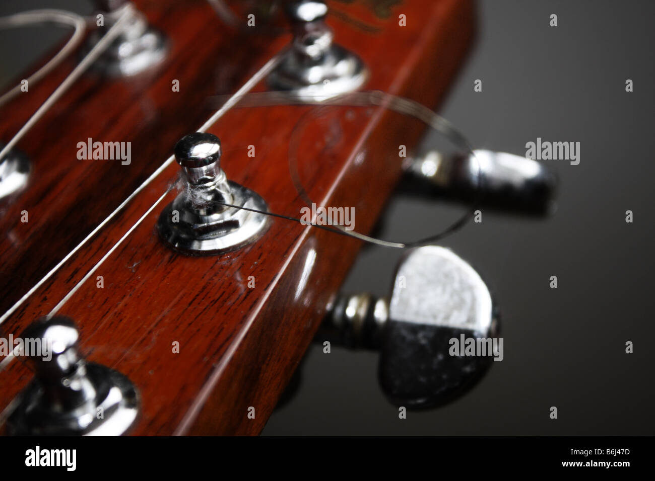 Una de las clavijas de afinación en una guitarra acústica de madera  Fotografía de stock - Alamy