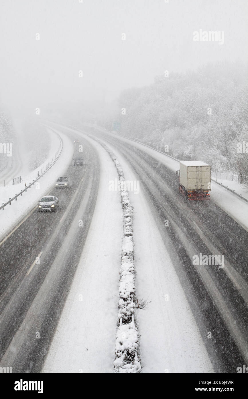 Difícil condición de carretera en una autopista suiza Foto de stock