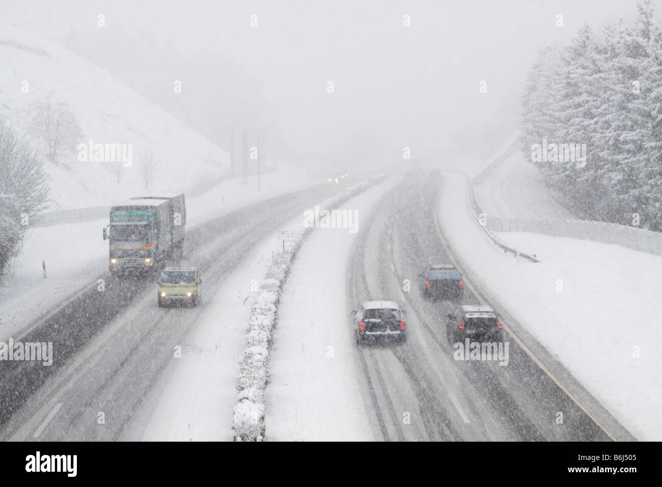 Difícil condición de carretera en una autopista suiza Foto de stock