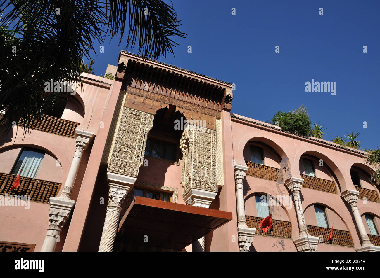 Moderno edificio de estilo oriental en Marrakech, Marruecos, África Foto de stock
