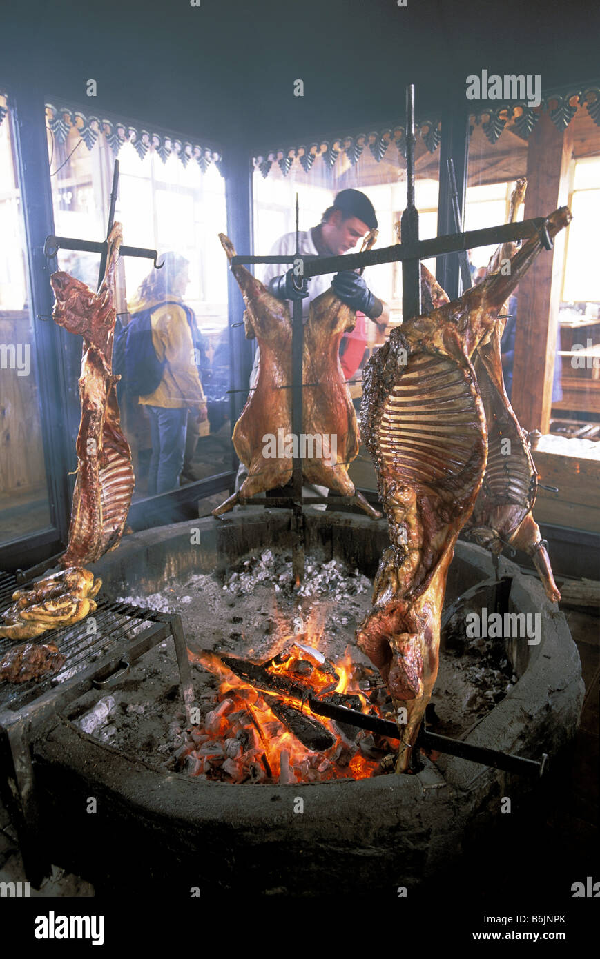 Argentina, Patagonia, provincia de Santa Cruz, Estancia, asado argentino  (parrilla), Cordero cableada a una estaca en el suelo Fotografía de stock -  Alamy