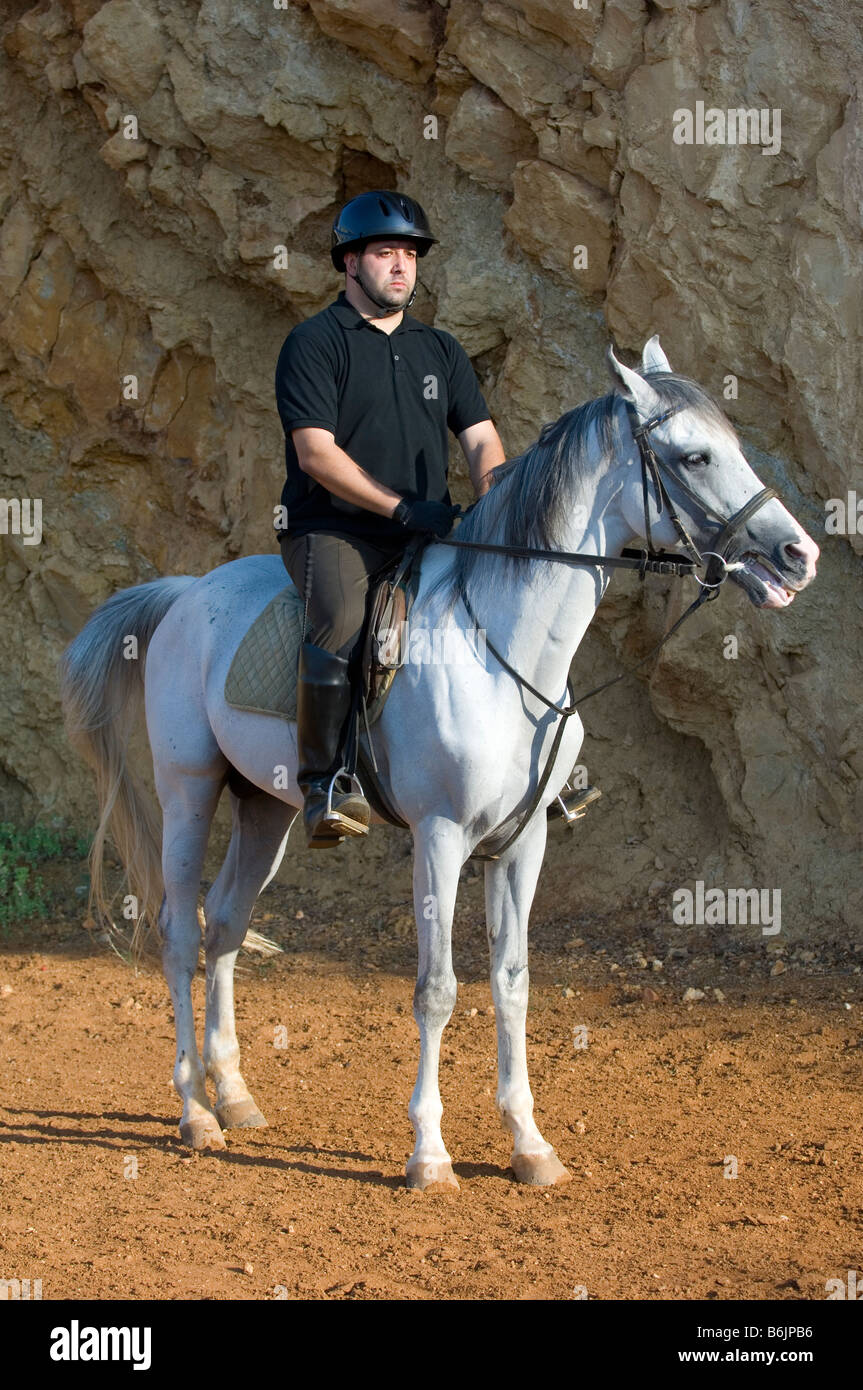 Vista lateral de un hombre a caballo Foto de stock