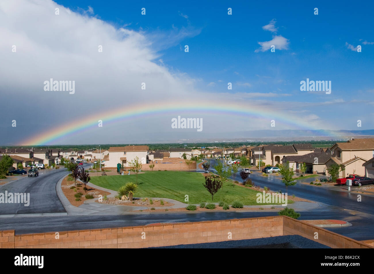 Arco iris sobre la subdivisión de vivienda completa en Nuevo México Foto de stock