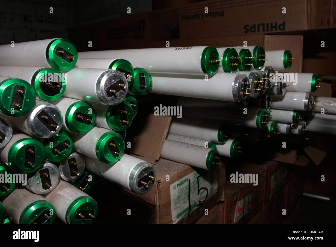 Fluorescent tubes discarded fotografías e imágenes de alta resolución -  Alamy