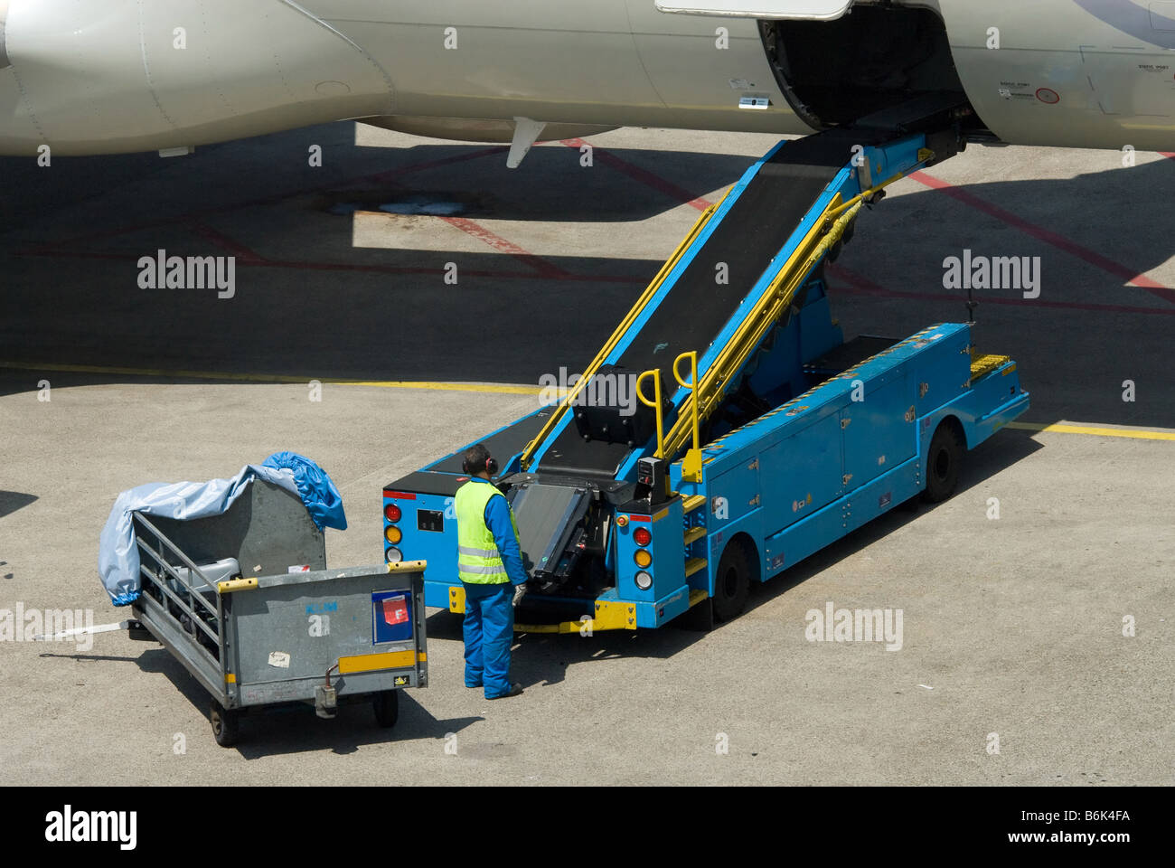 Cargar las maletas en el avión en el aeropuerto Fotografía de stock - Alamy