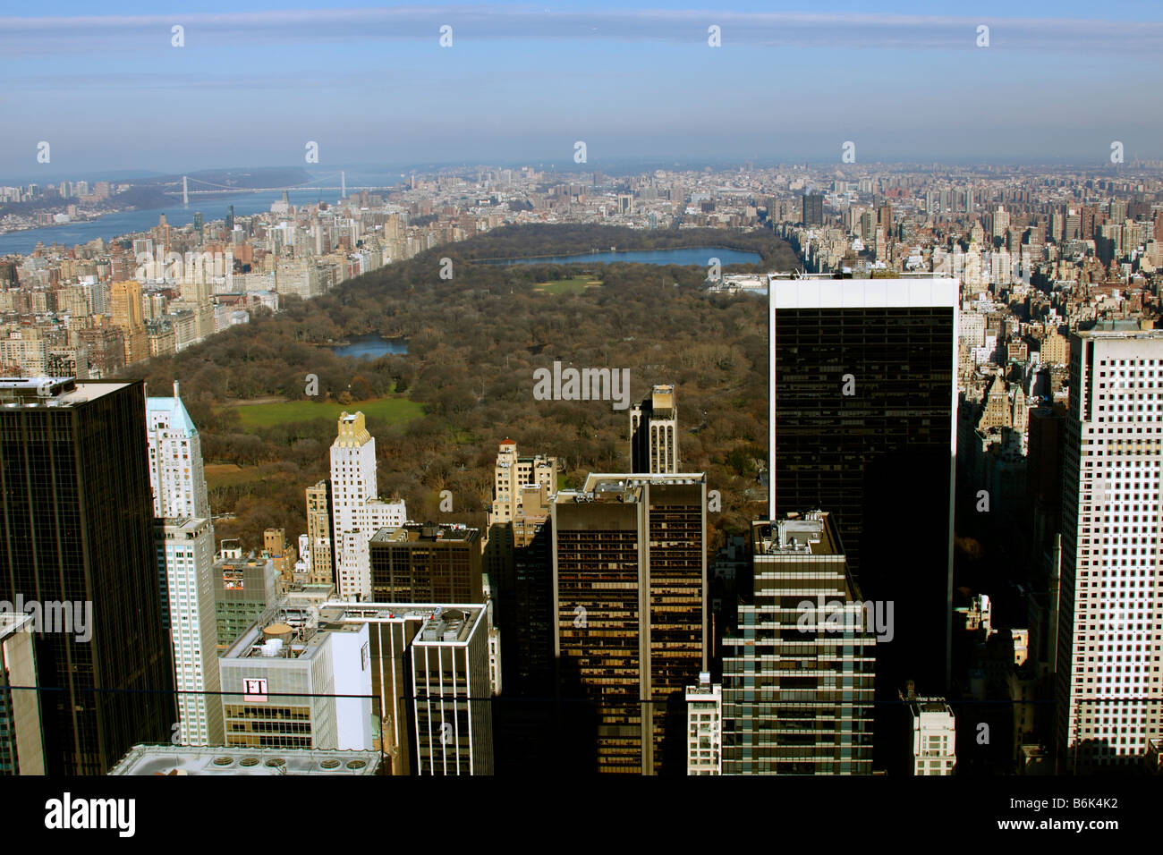 Mirando al norte de Central Park y alrededores, visto desde la parte superior de la cubierta de observación de Rock, la ciudad de Nueva York Foto de stock