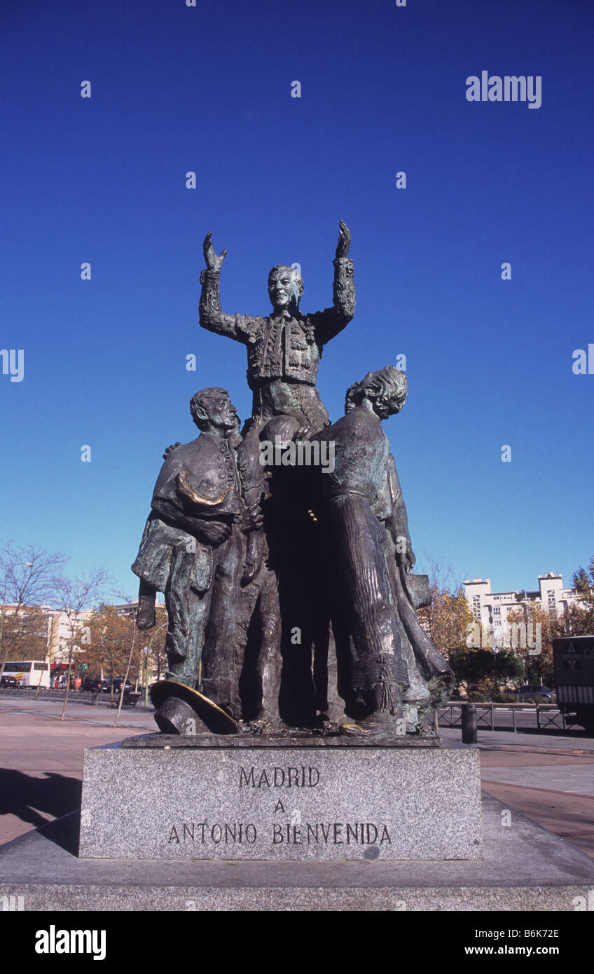 Monumento al torero Antonio Mejías Jiménez, más conocido como Antonio Bienvenida, Plaza de Toros, Ventas, Madrid, España Foto de stock