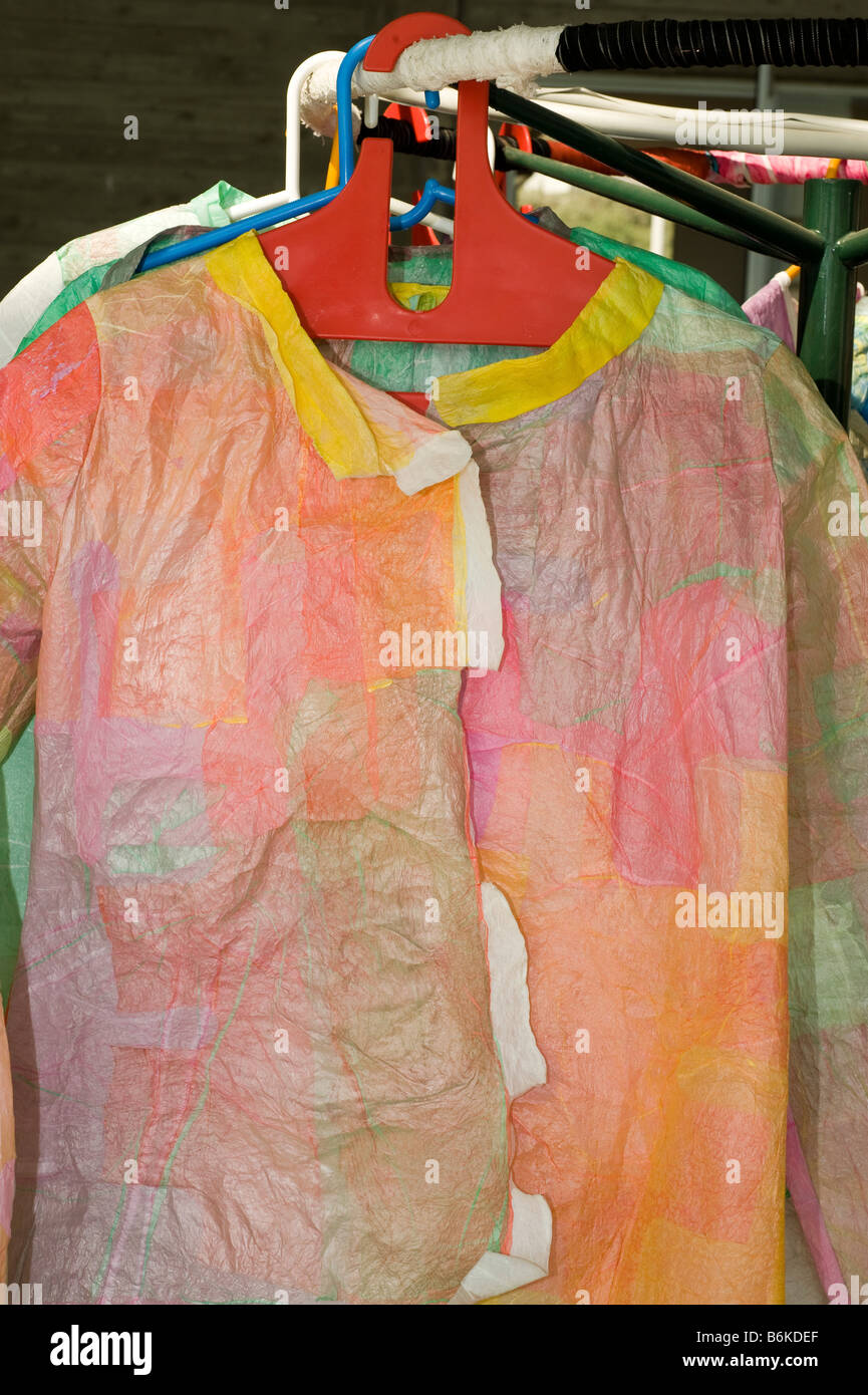 Israel Hiriya museo del reciclado de plástico reciclado convertido en  colorido estilo de ropa por Brigitte Cartier Fotografía de stock - Alamy