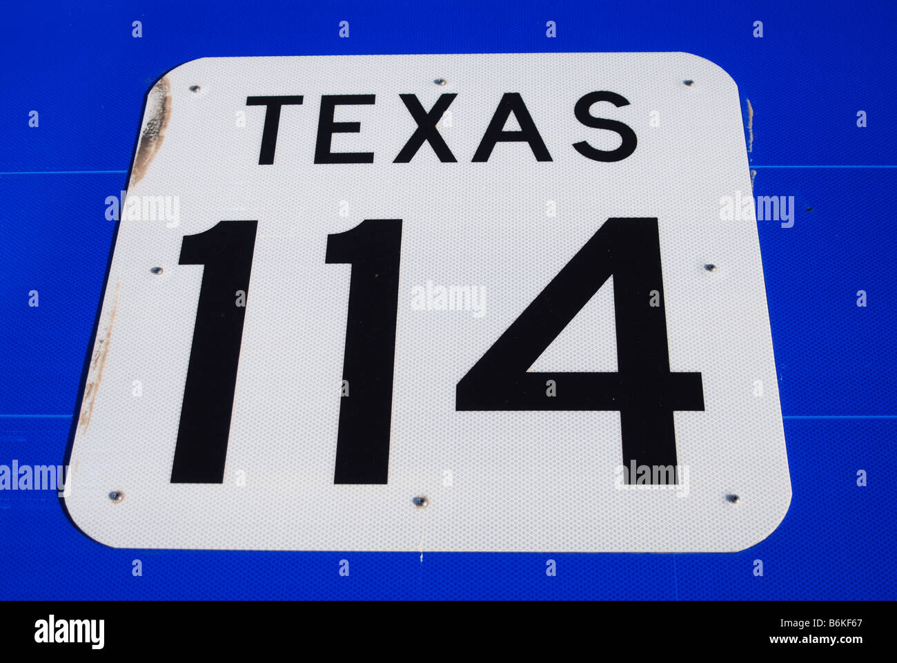 La autopista de Texas firmar blanca sobre fondo azul. Foto de stock