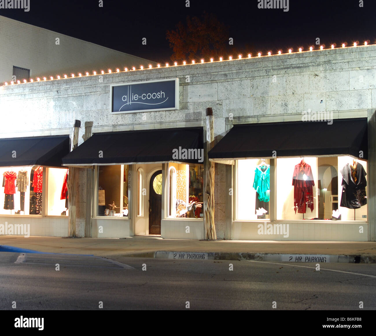 Tienda de ropa de lujo en Dallas, Texas, en el centro comercial por la  noche Fotografía de stock - Alamy