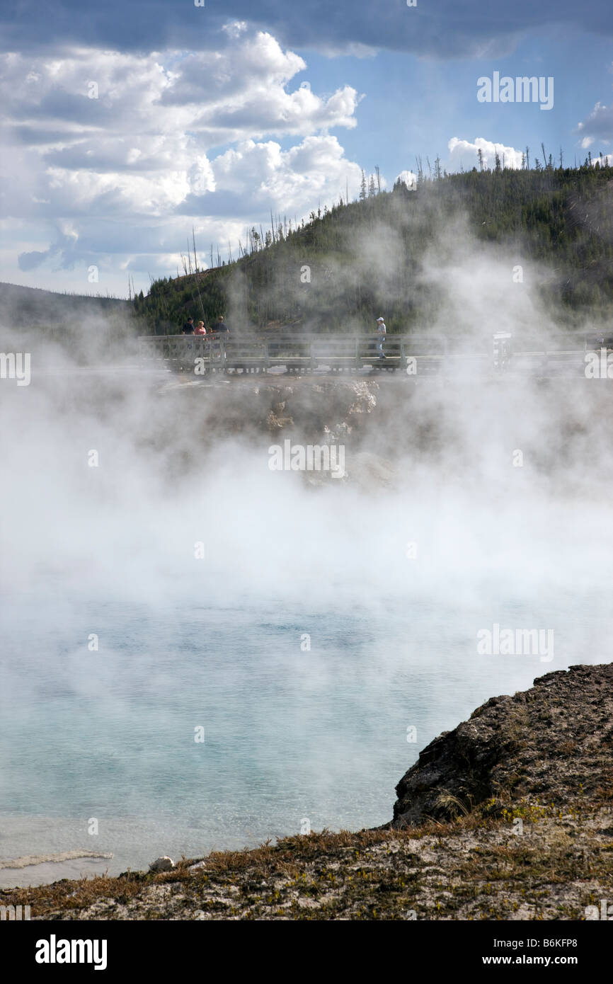 Excelsior Geyser cráter, Grand Prismatic Spring, Midway Geyser Basin, el Parque Nacional Yellowstone, Wyoming, EE.UU. Foto de stock