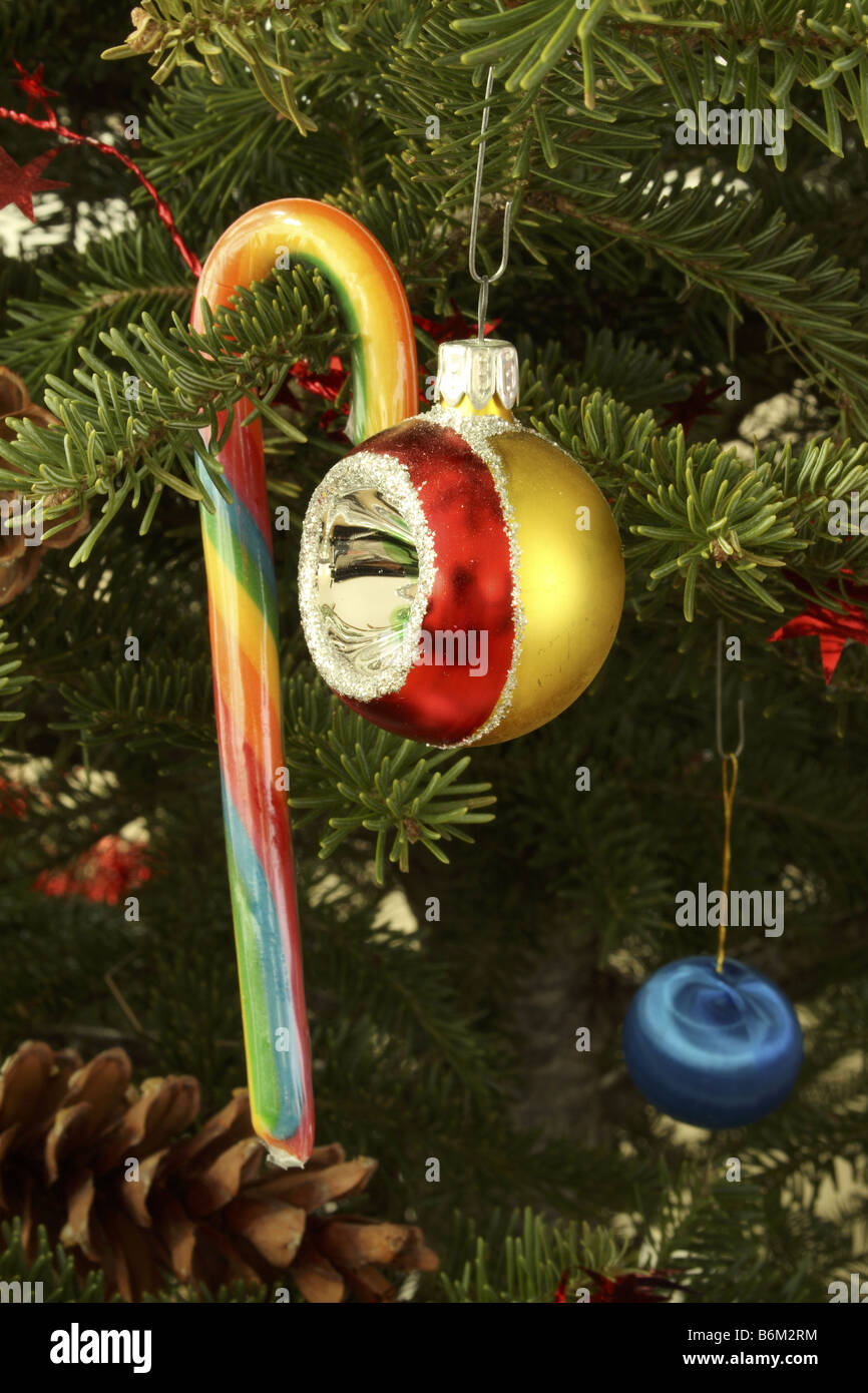 Adornos de Navidad y Candy Cane de abeto vertical Fotografía de stock -  Alamy
