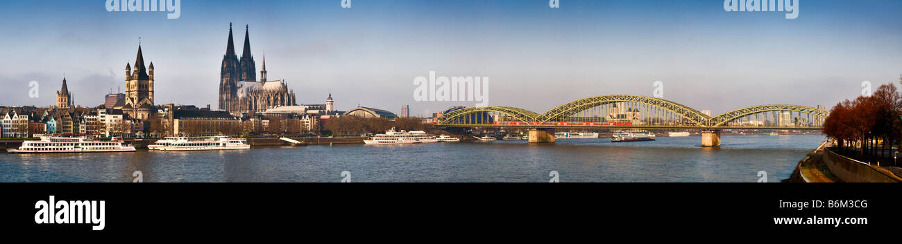 Un amplio panorama de la ciudad de Colonia desde el otro lado del río Rin, Alemania Foto de stock