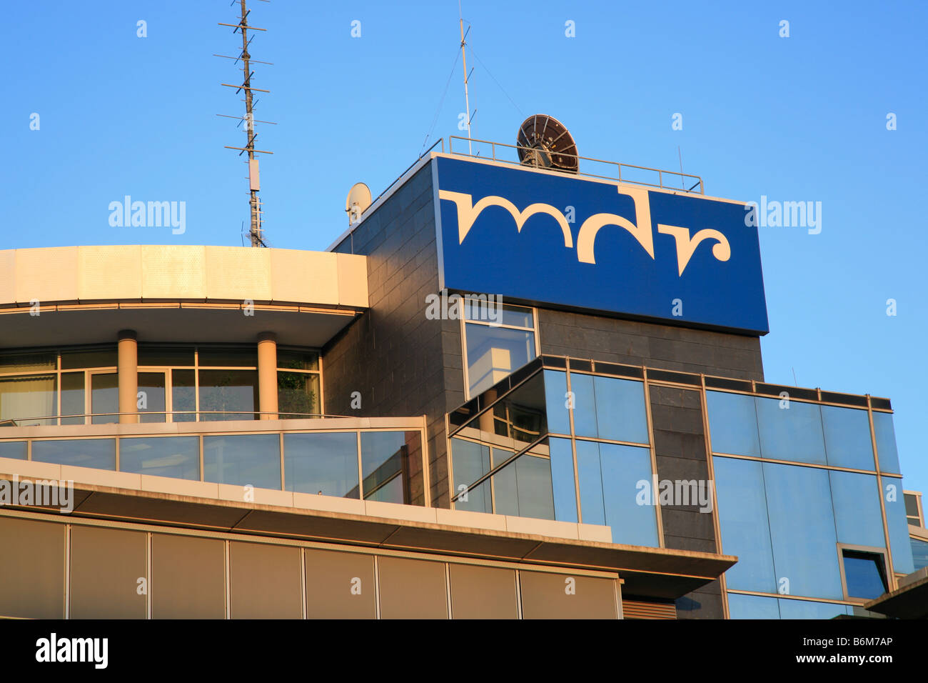 Placa de nombre sign mdr en la parte superior del edificio de oficinas de la estación de televisión Mitteldeutscher Rundfunk de Halle, Alemania Foto de stock