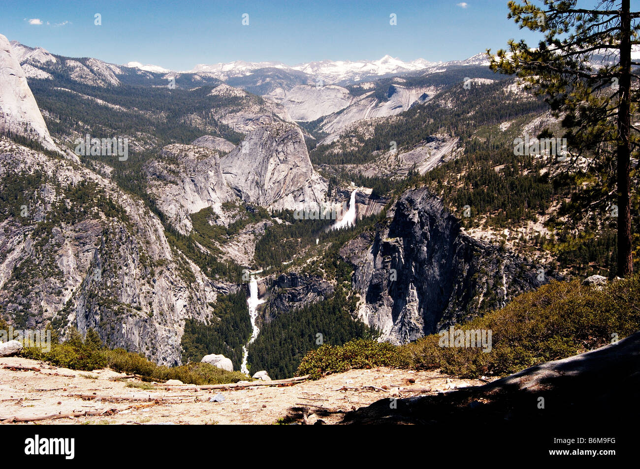 Poco Valle Yosemite mostrando Nevada cae sobre equinoccio cae en el río Merced Foto de stock