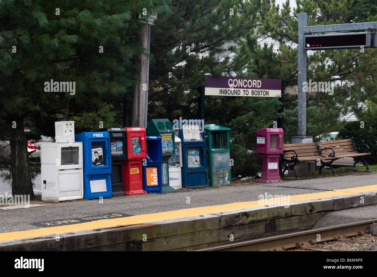 Las máquinas expendedoras de periódicos en la MBTA estación del ferrocarril Concord MA Massachusetts Nueva Inglaterra ESTADOS UNIDOS Estados Unidos de América Foto de stock