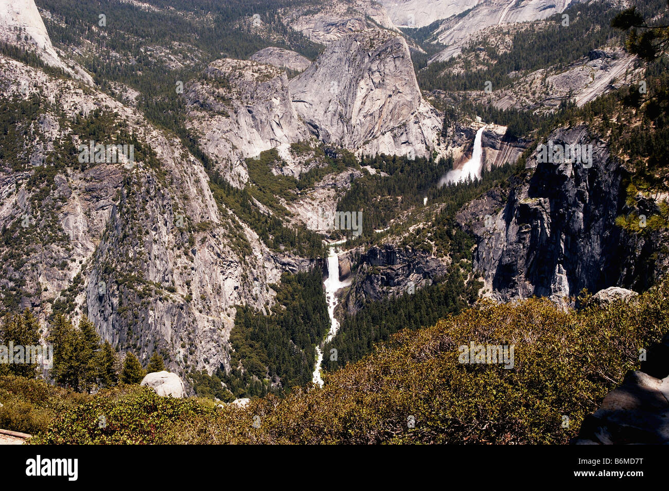 Poco Valle Yosemite mostrando Nevada cae sobre equinoccio cae en el río Merced Foto de stock