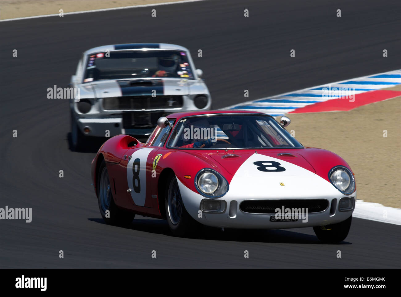 Un Ferrari 250 LM, perseguido por un Shelby GT350 a las carreras automovilísticas histórico de Monterey en Monterey, California, EE.UU. Foto de stock