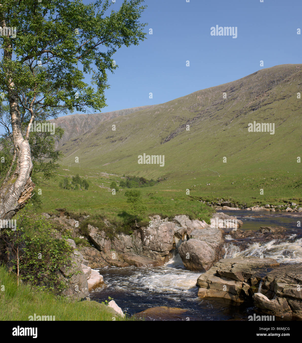 PANORAMA COSIDOS Río Etive Glen Etive región de Tierras Altas de Escocia de junio de 2008 Foto de stock