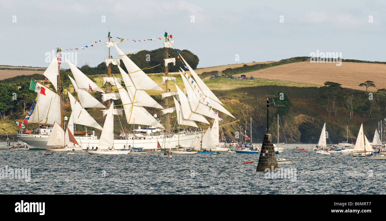 Barca 'Cuauhtémoc' dejando a Falmouth harbor durante Funchal 500 Regata Tall Ships, Falmouth, Cornwall, Reino Unido Foto de stock