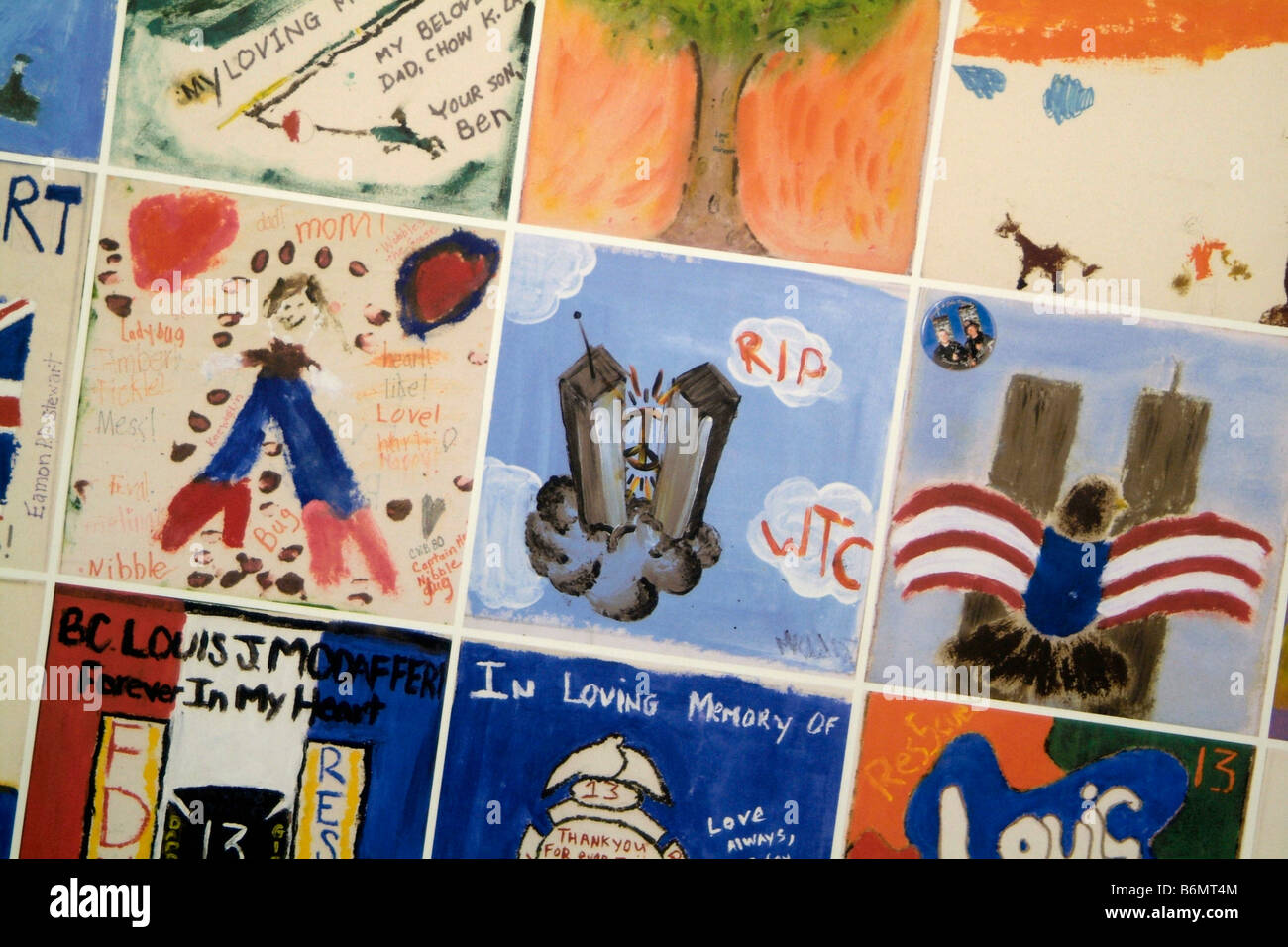 Children's memorial azulejos pintados en 9/11 Ground Zero, Nueva York, EE.UU. Foto de stock