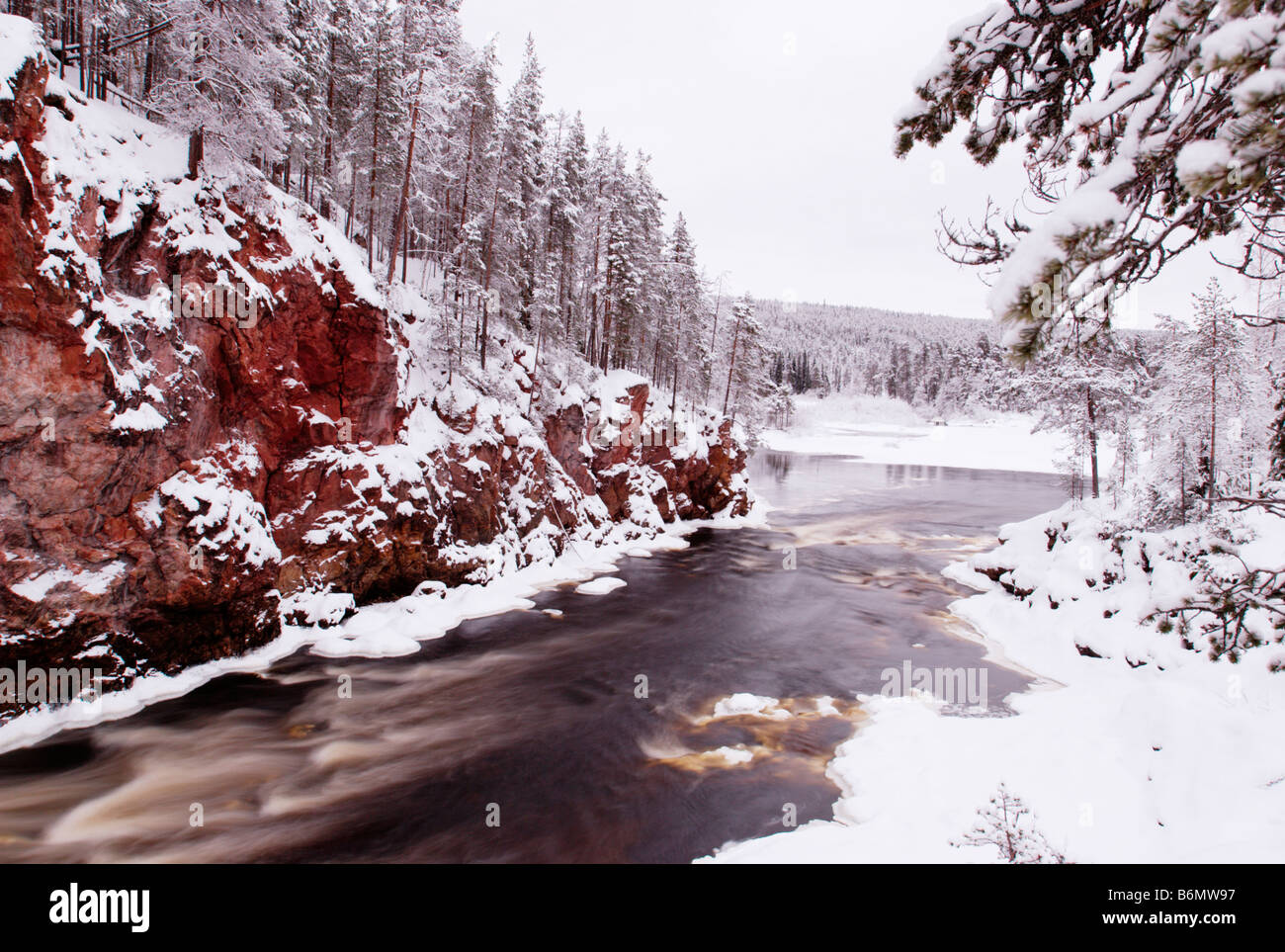 Kiutaköngäs rapids en el Parque Nacional de Oulanka, Kuusamo, Finlandia Foto de stock