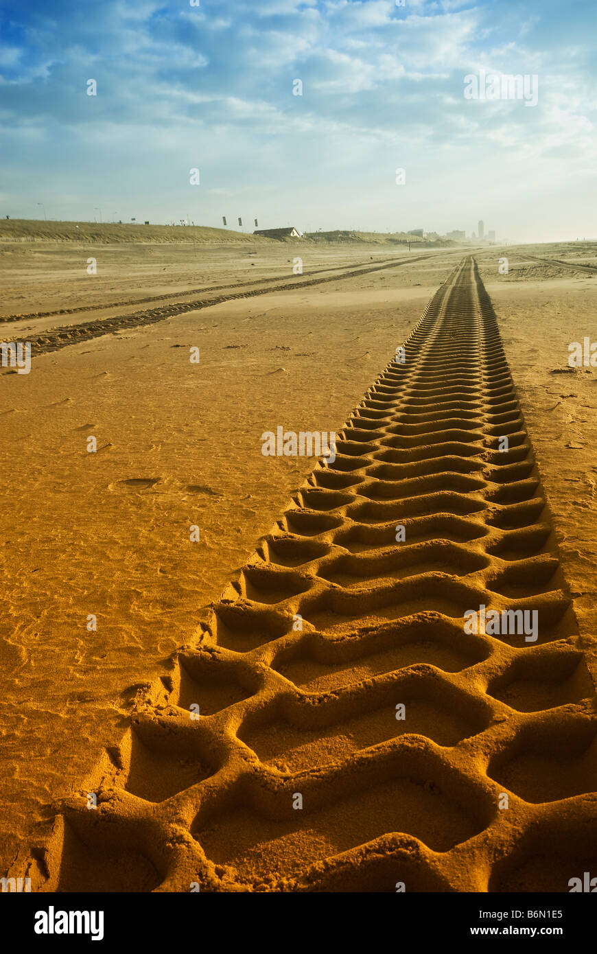 Las grandes marcas de neumático en la playa Foto de stock