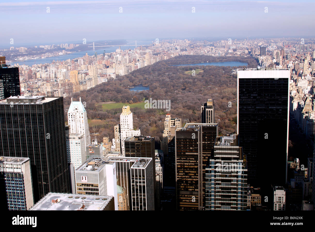 Vista hacia el norte desde la parte superior de la cubierta de observación de Rock en 30 Rockefeller Center, Nueva York Foto de stock