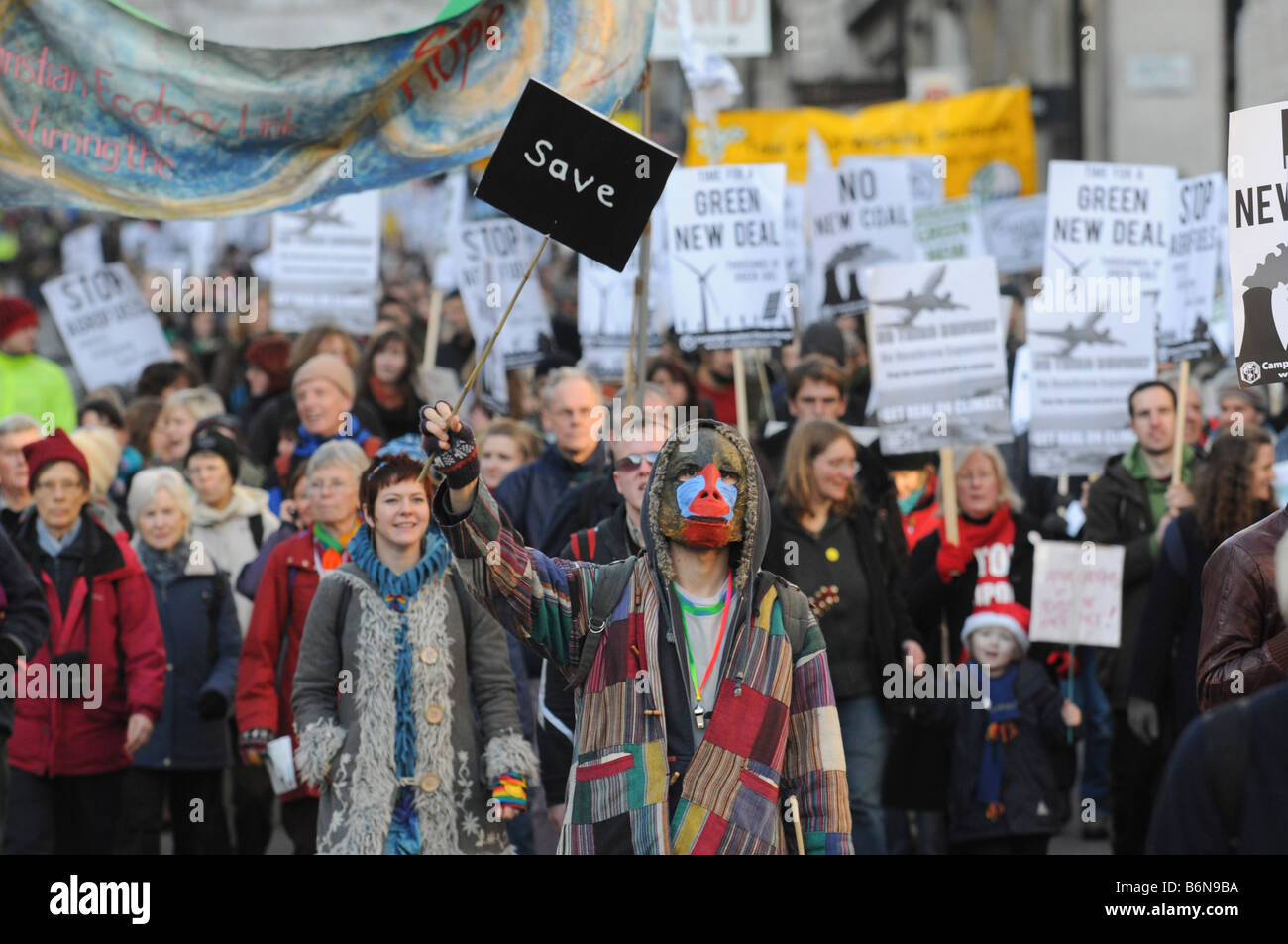 Activistas ambientales en el centro de Londres para protestar por la demanda urgente de acción gubernamental sobre el cambio climático. Foto de stock