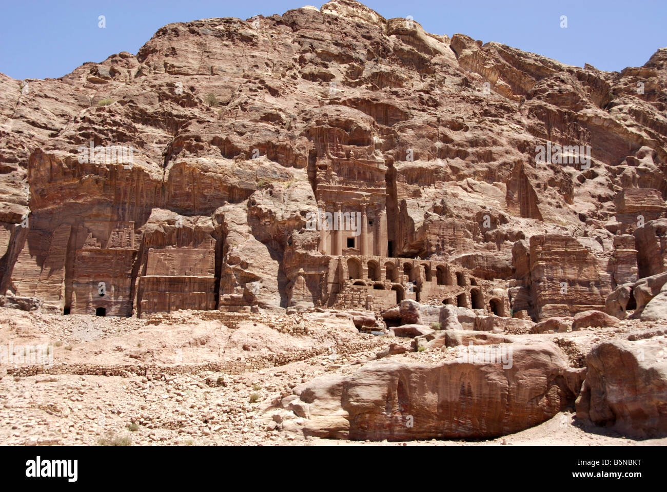 Edificios tallados en el lado del acantilado en Petra, Wadi Musa, Jordania Foto de stock