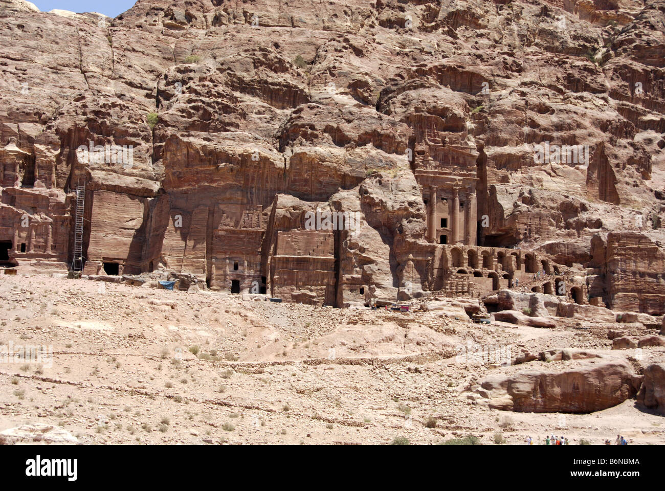 Edificios tallados en el lado del acantilado en Petra, Wadi Musa, Jordania Foto de stock