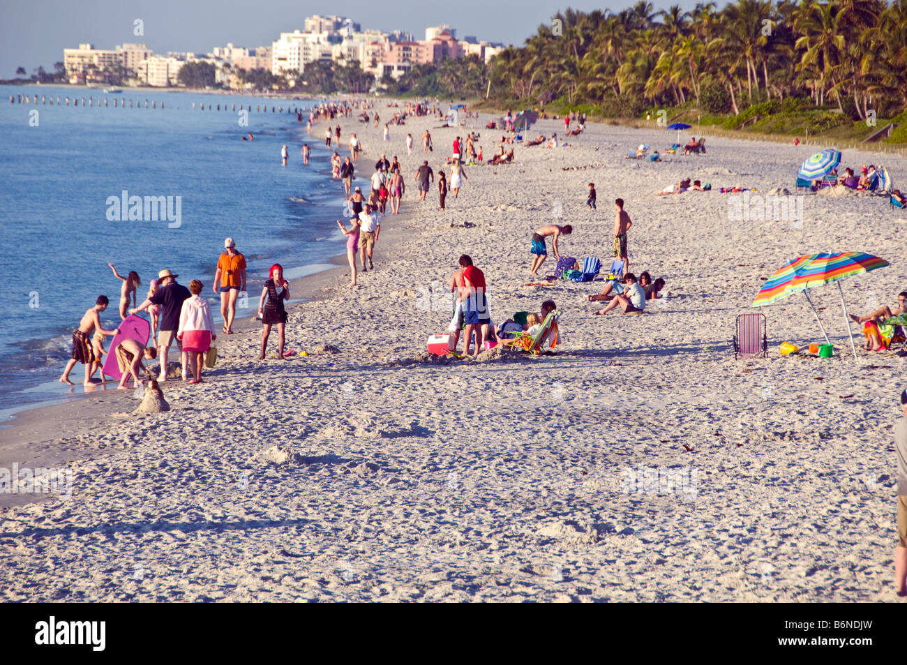 La playa municipal de Nápoles Nápoles FL Florida tarde bañistas luz suave arena blanca Foto de stock